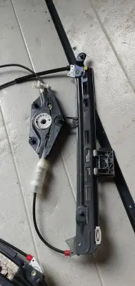 Front window lifting mechanism without motor