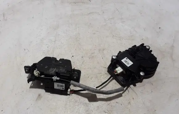 Loading door lock