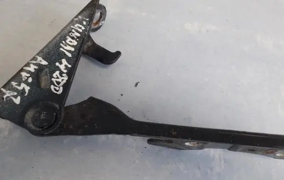 Hyundai H200 Engine bonnet/hood hinges