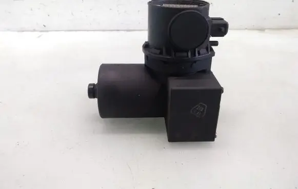 Volkswagen Golf II Central locking vacuum pump 