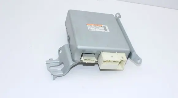 Toyota Avensis T270 Steering rack control module 8965005070
