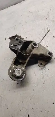 Audi A4 S4 B7 8E 8H Engine mounting bracket 8E0199352F