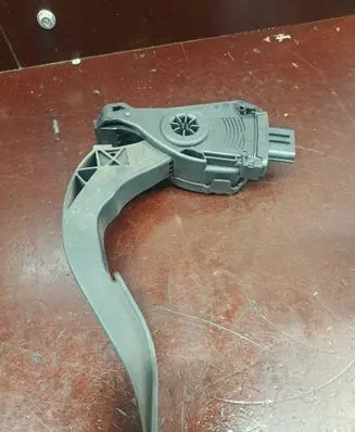 Accelerator throttle pedal