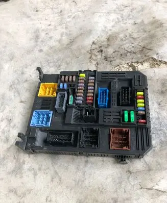 Opel Grandland X Fuse module 9819854780