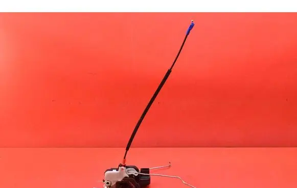 Opel Zafira C Front door lock 3023880