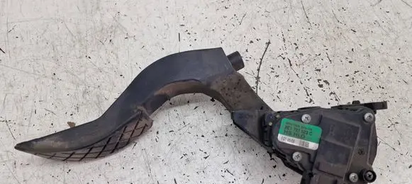 Accelerator throttle pedal