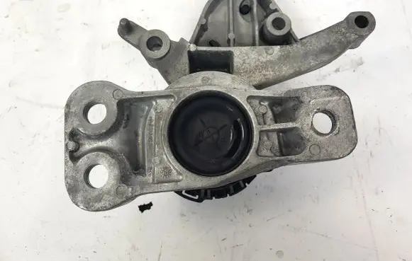 Nissan Qashqai Engine mount bracket