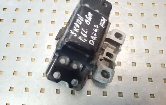Skoda Octavia Mk2 (1Z) Engine mount bracket 1K0199555