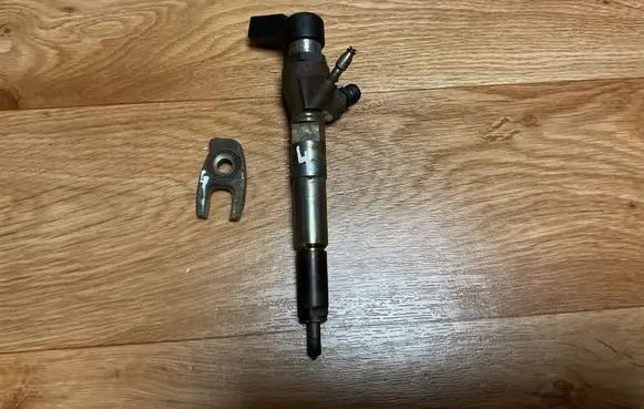 Renault Megane III Fuel injector H8201100113 166006212R