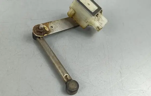 Maserati Quattroporte Rear air suspension level height sensor 89000884