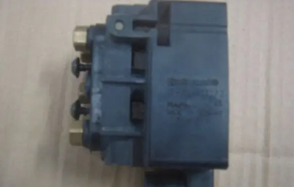 Porsche Macan (95B) Air suspension valve block 15152400272