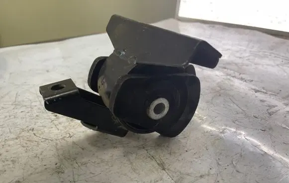 Hyundai i10 Engine mount bracket