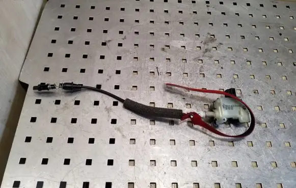Fuel tank cap lock