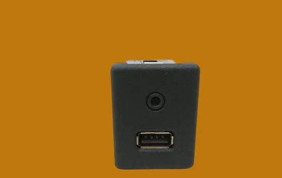 Opel Zafira C USB socket connector P20868798
