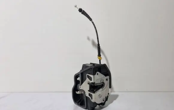 BMW X3 E83 Front door lock 7167072