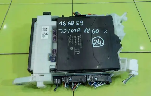 Toyota Aygo X Fuse box set 892210H050 BEZPIECZNIKOW