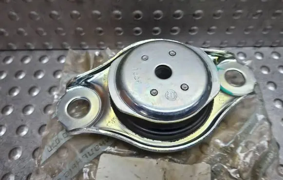 Engine mount vacuum valve