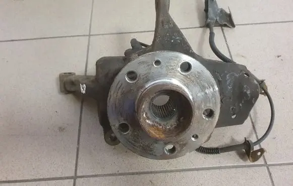 Opel Vivaro Front wheel hub 