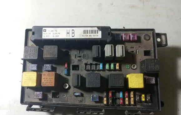 Opel Zafira B Fuse module 13206754 5DK00866838