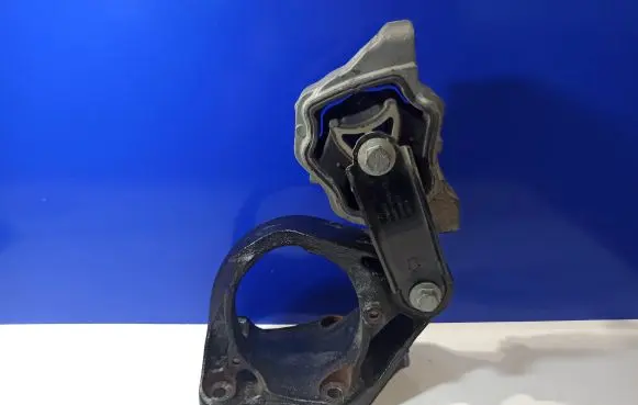 Volvo S60 Engine mount bracket 31330138 30748173