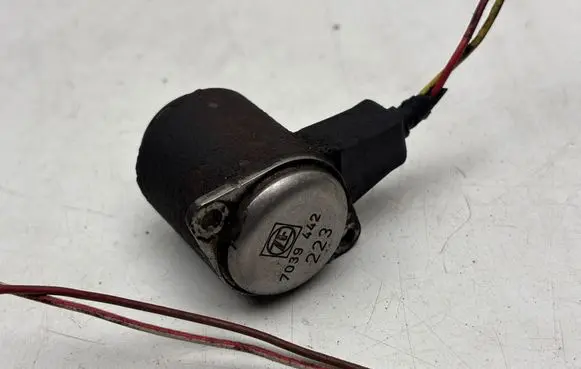 Audi A8 S8 D2 4D Hydraulic servotronic pressure valve 813971956