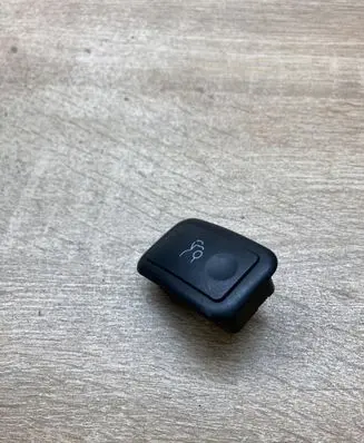 Mercedes-Benz C W204 Tailgate/boot open switch button A2048707051