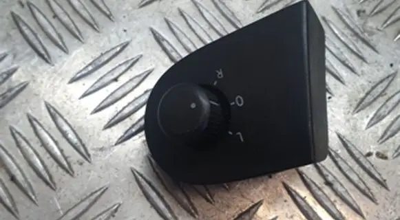 Wing mirror switch