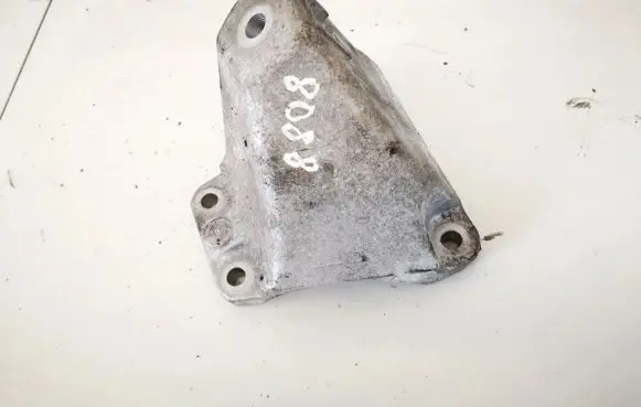 Engine mounting bracket