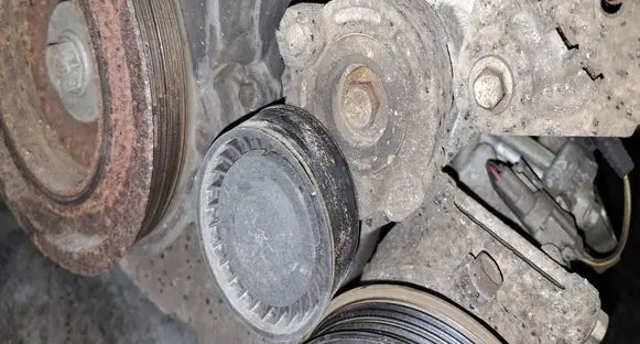 Renault Megane III Generator/alternator belt tensioner 