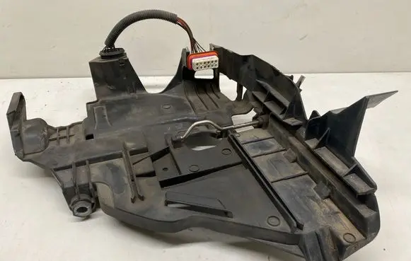 Volkswagen Touareg I Headlight/headlamp mounting bracket 