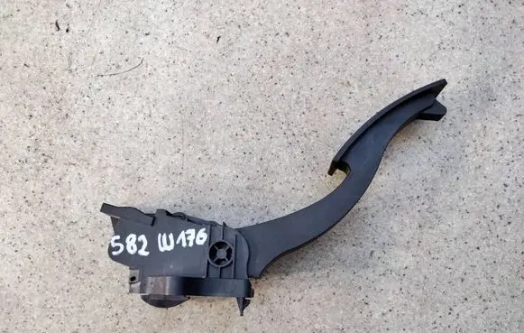 Mercedes-Benz A W176 Accelerator throttle pedal A246300140406 A2463001404