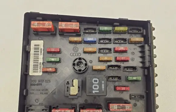 Volkswagen PASSAT B7 Fuse box set 3C0937125 63592777