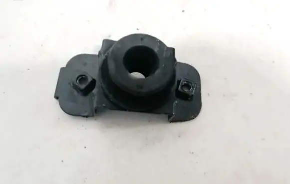 Radiator mount bracket