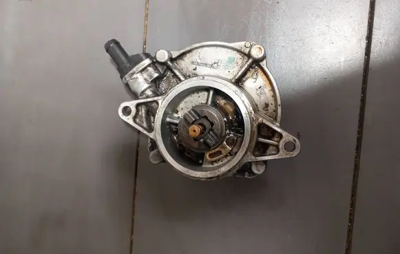 Audi A8 S8 D3 4E Vacuum pump 057145100
