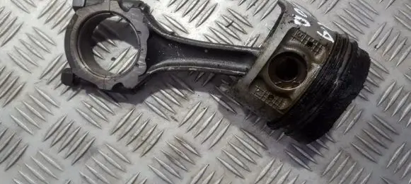 Nissan Almera Piston with connecting rod
