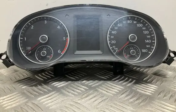 Volkswagen Jetta VI Speedometer (instrument cluster) 5C6920972A