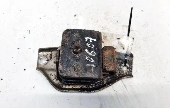 Subaru Legacy Engine mount bracket