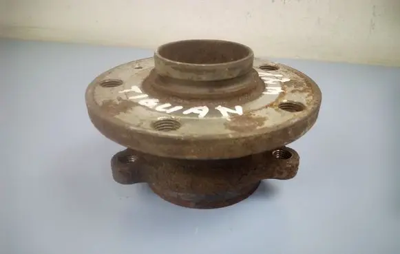Volkswagen Tiguan Front wheel hub 8J0598625A