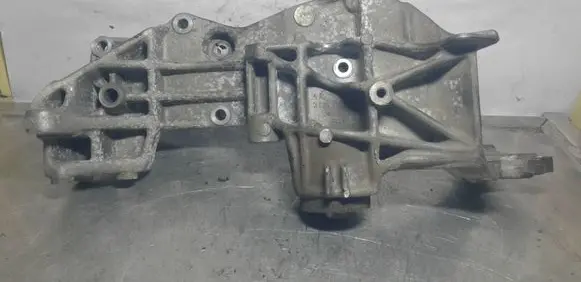 Engine mounting bracket