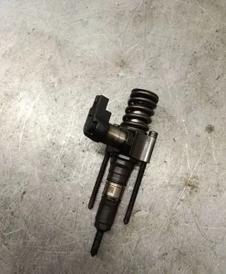 Volkswagen PASSAT B6 Fuel injector 03G130073T