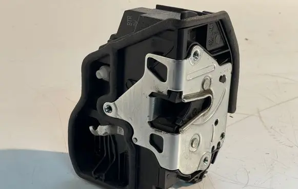 BMW X1 E84 Front door lock 7229458
