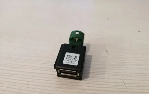 Volkswagen PASSAT B8 USB socket connector 5Q0035726