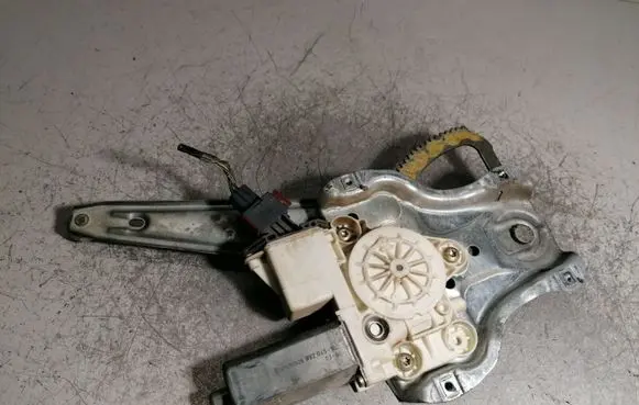 Toyota Avensis T250 Rear door window regulator with motor 0130822031