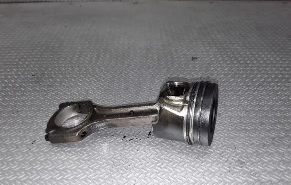 KIA Cerato Piston with connecting rod