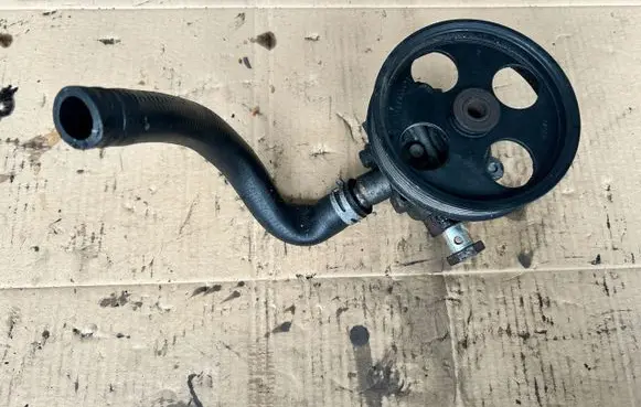 Opel Insignia A Power steering pump 55563329