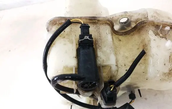 Volvo S80 Windscreen/windshield washer pump