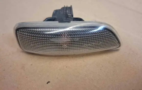 Volvo S80 Front fender indicator light 8658944