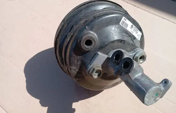 Volkswagen PASSAT B5.5 Brake booster 4B3612105 F37K