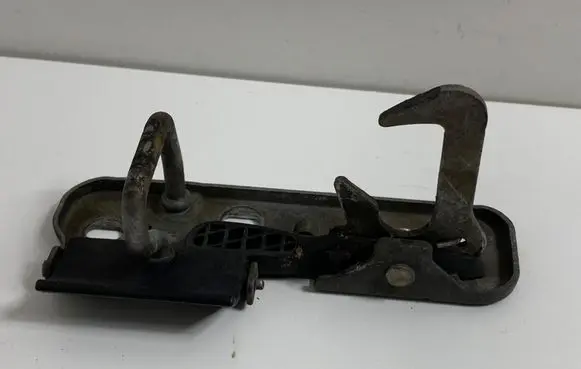 Volkswagen Golf V Engine bonnet/hood lock/latch loop/hook 1K0823480