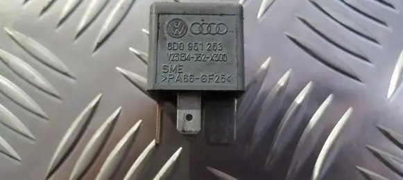 Volkswagen PASSAT B5.5 Other relay 8d0951253 v23134-j52-x300
